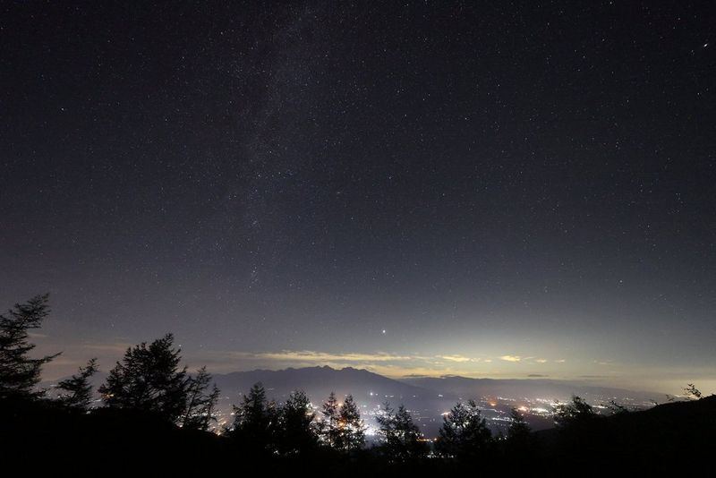 Широкоугольное изображение ночного неба и пейзажа под ним; снято с помощью объектива Canon RF 10-20mm F4 L IS STM.