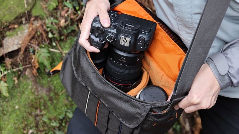 Canon RF 14-35mm F4L IS USM - מה יש באריזה