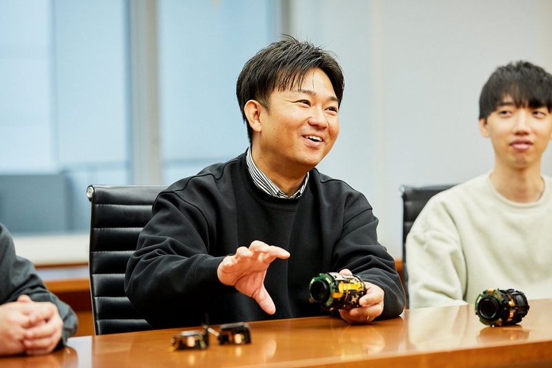 Naoki Saito, responsable de la conception électrique de l'objectif ultra grand-angle RF 14mm F1.4L VCM de Canon, discute de ses composants internes.