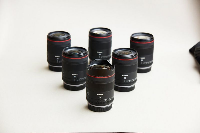 La gamme d'objectifs hybrides à focale fixe Canon photographiée sur fond blanc.