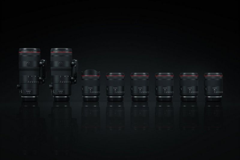 Fotó a Canon hibrid RF objektívekből álló termékcsaládjáról – két zoom- és hat prime objektív – fekete háttér előtt.