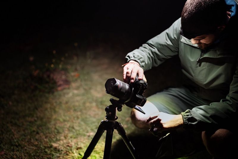 Astrofotograaf Radoslav Sviretsov bekijkt het scherm van zijn Canon EOS R-systeemcamera met een RF 14mm F1.4L VCM-objectief.