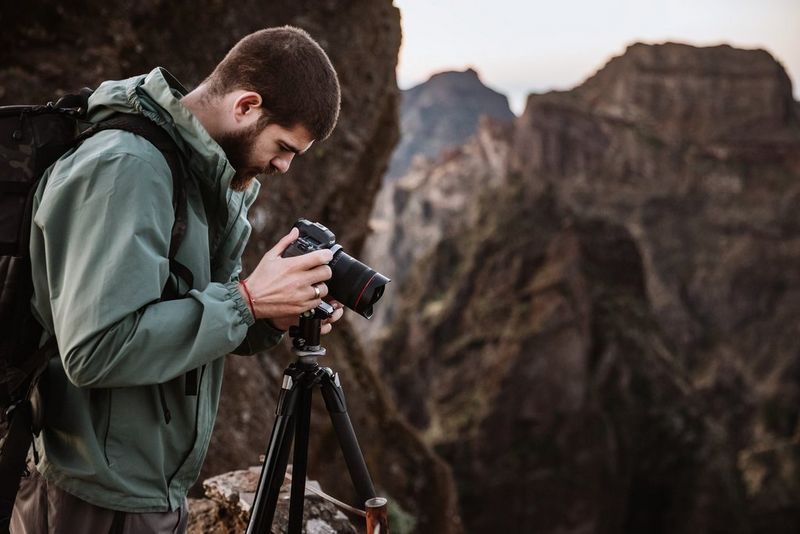 Fotograaf Radoslav Sviretsov zet zijn camera klaar op een ruig landschap gedurende de dag ter voorbereiding van een nacht vol astrofotografie met een RF 14mm F1.4L VCM-objectief.