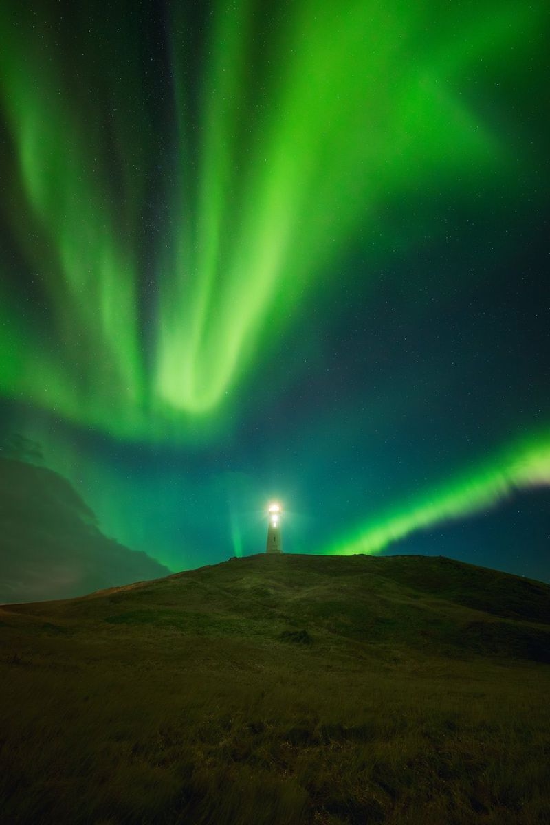 De wervelende groene lichten van het noorderlicht in de nachtelijke hemel, vastgelegd met een RF 14mm F1.4L VCM-objectief.