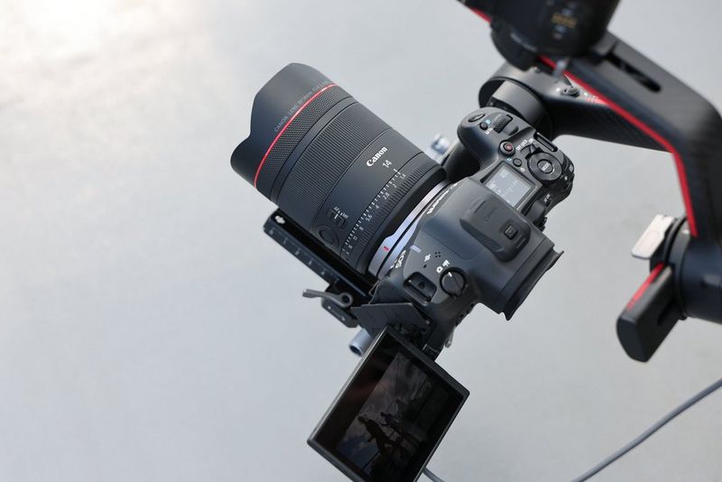 Ein RF 14mm F1.4L VCM Ultraweitwinkel-Objektiv von Canon, das an einer spiegellosen Canon Kamera an einem Gimbal angebracht wurde.