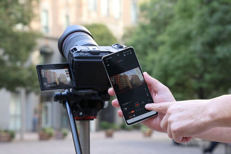 Der Power Zoom der auf einem Stativ montierten Canon RF 20-50mm F4L IS USM PZ wird über die Canon Smartphone-App ferngesteuert.