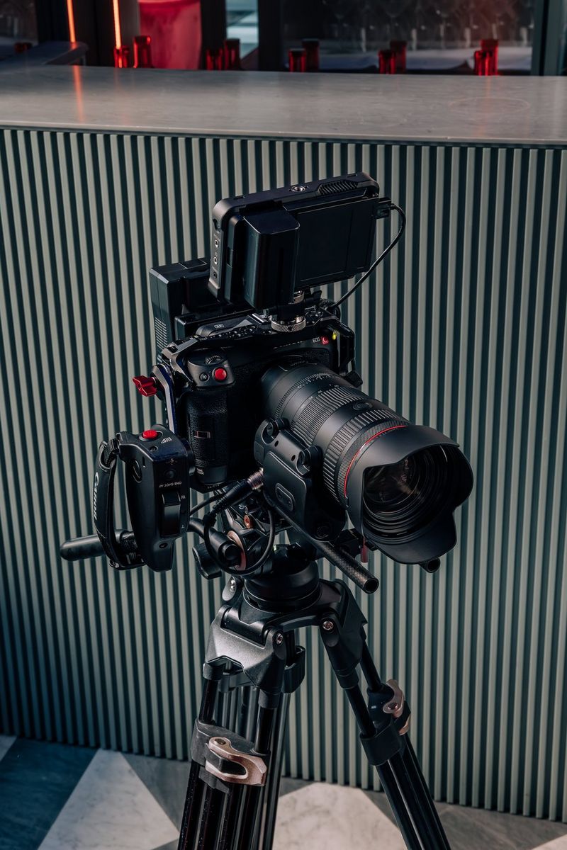 Een filmrig op een statief, met een Canon-camera met een Power Zoom-adapter PZ-E2B die is bevestigd op het Canon RF 24-105mm F2.8L IS USM Z-objectief.