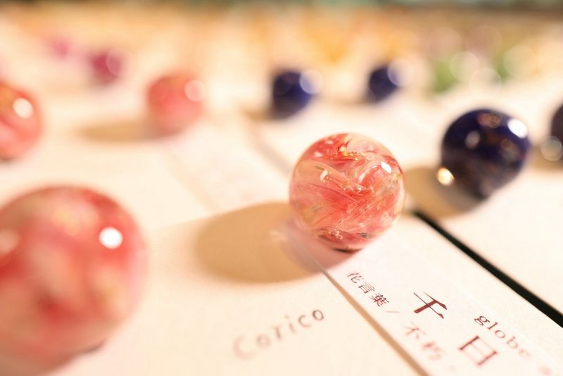 Közeli felvétel egy üveggolyókból álló gyűjteményről, amely Canon RF 24mm F1.8 MACRO IS STM objektívvel készült.