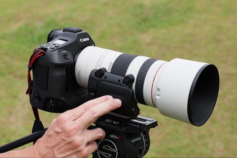 Гибридный зум-объектив Canon RF 70-200mm F2.8L IS USM Z используется с адаптером сервопривода Canon.