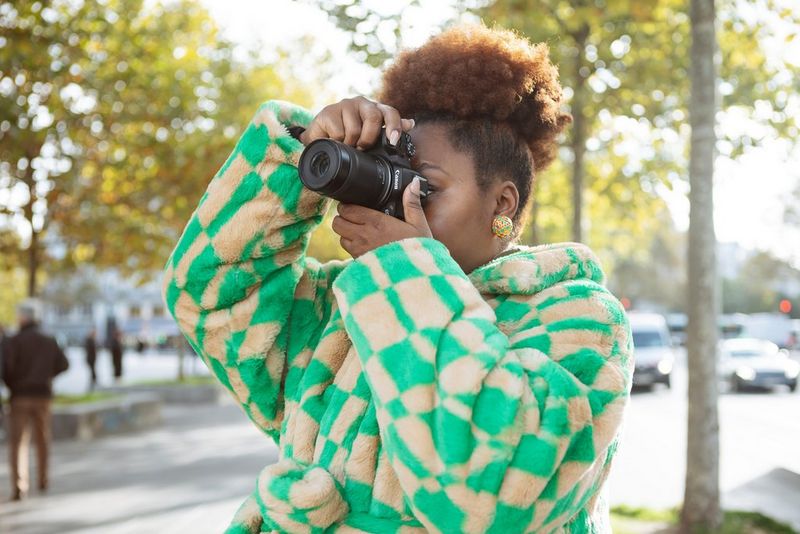 Ein Objektiv, das intuitiv mit einer EOSR Kamera zusammenarbeitet