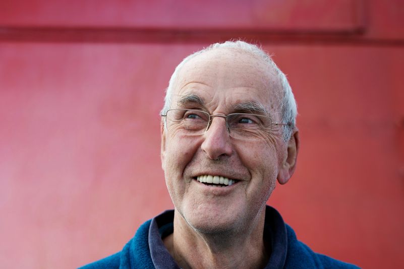 Un capitano guarda il suo taccuino.