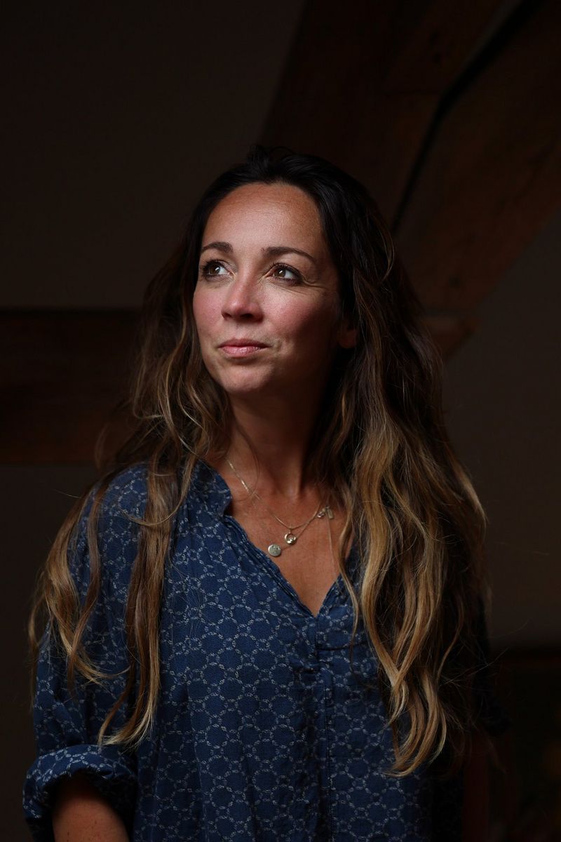 Портрет девушки в синей блузке, смотрящей вправо; портрет, созданный Илви Ньокиктьен с помощью объектива Canon RF 85mm F2 IS STM.