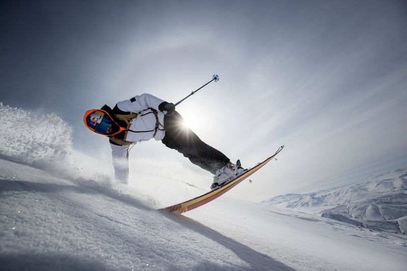 Сноубордист берет снег рукой. Снято на камеру Canon. © Рихард Вальх