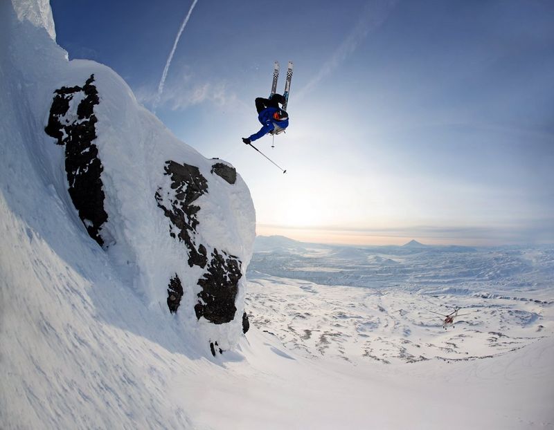 Лыжник выполняет сальто назад на заснеженном склоне Камчатки. Снято на камеру Canon. © Рихард Вальх
