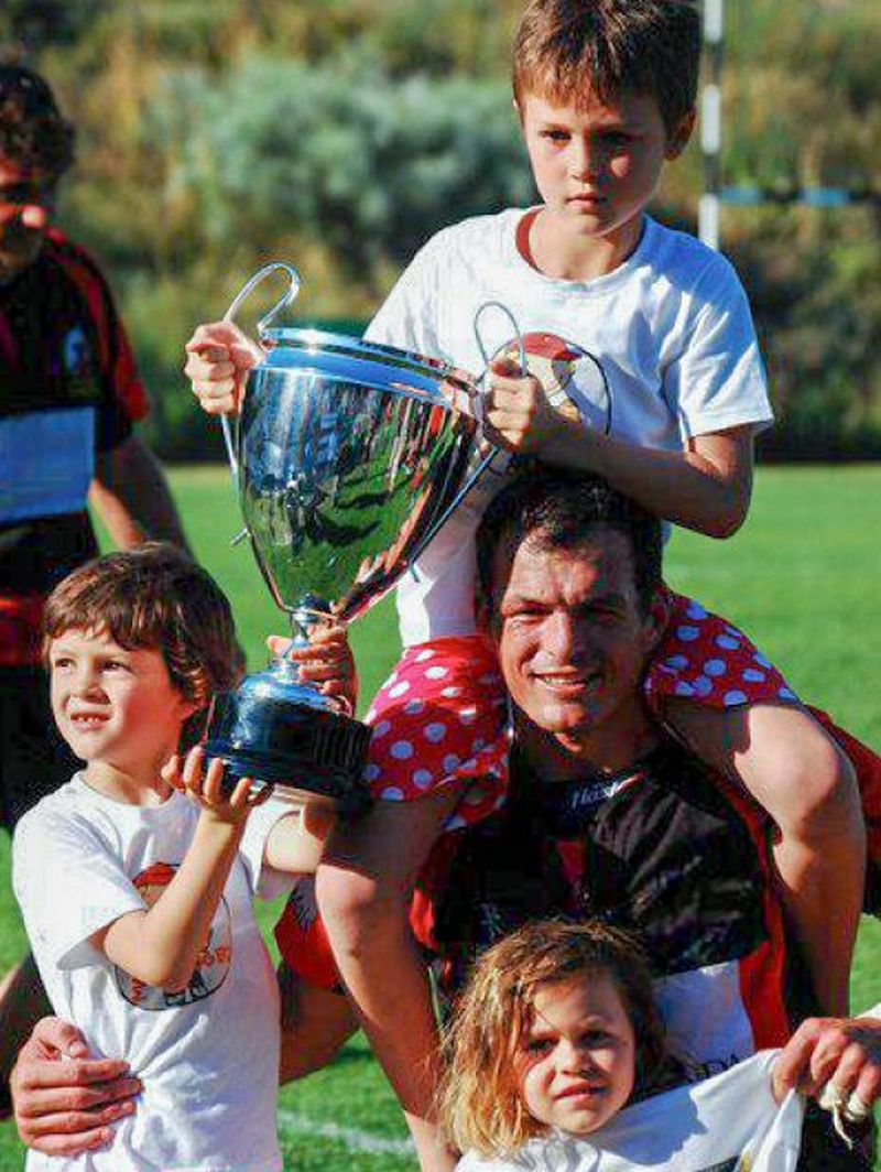 Miguel Portela as a player, with his three children, including Jerónimo Portela, holding a trophy