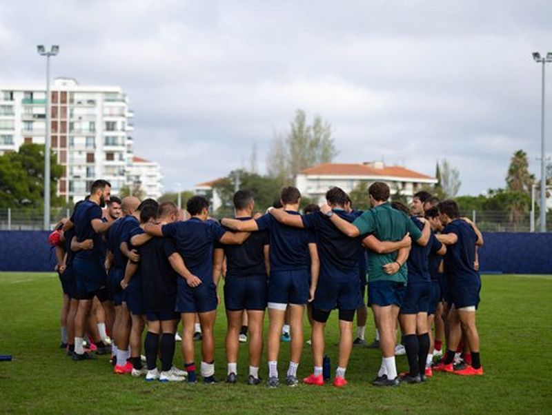 Immagine di David oggi, con la squadra e lo staff del Portogallo sul campo di allenamento.