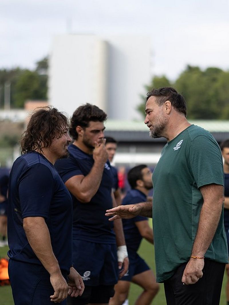David parla con due giocatori del Portogallo durante l'allenamento a Perpignan