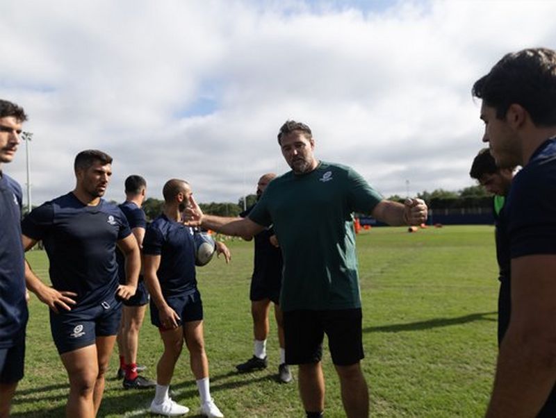 I giocatori del Portogallo ascoltano David durante l'allenamento