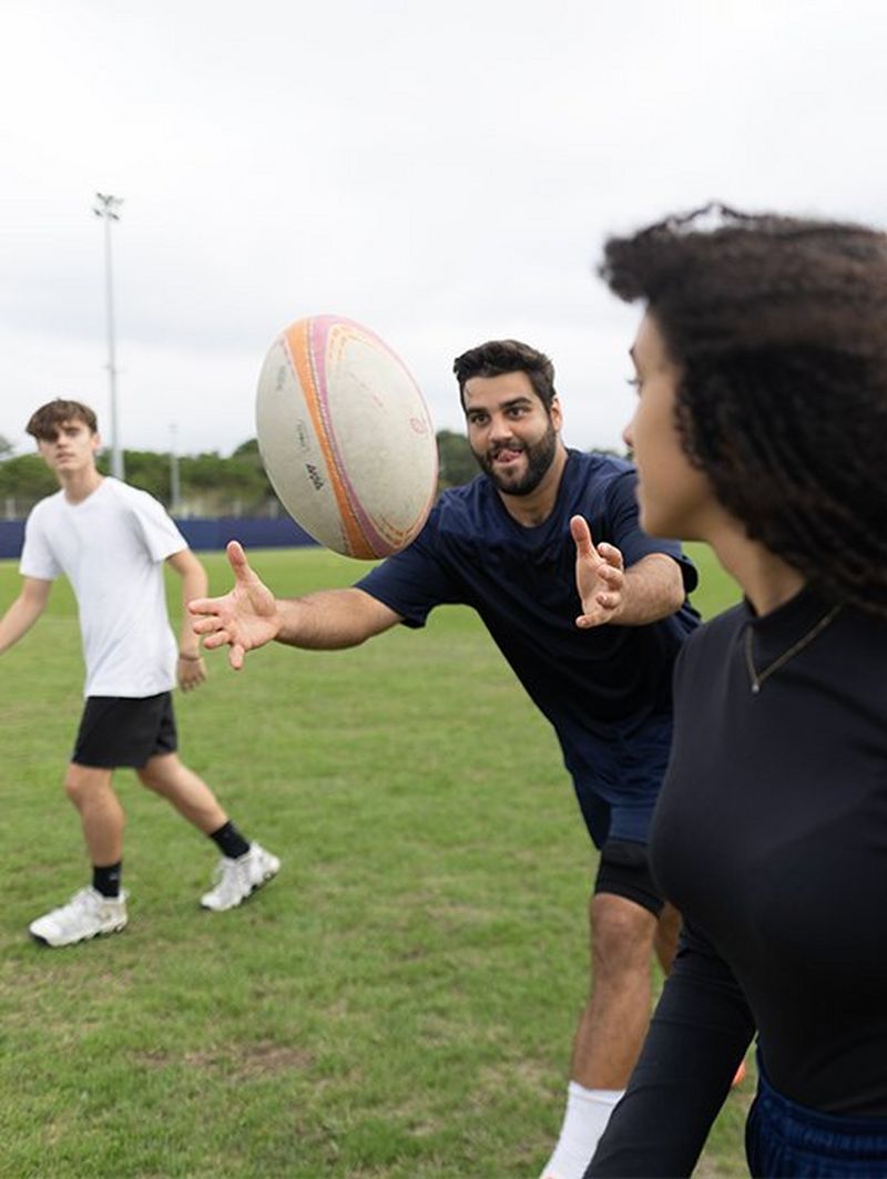Un giocatore del Portogallo lancia la palla a un giovane tifoso durante un evento