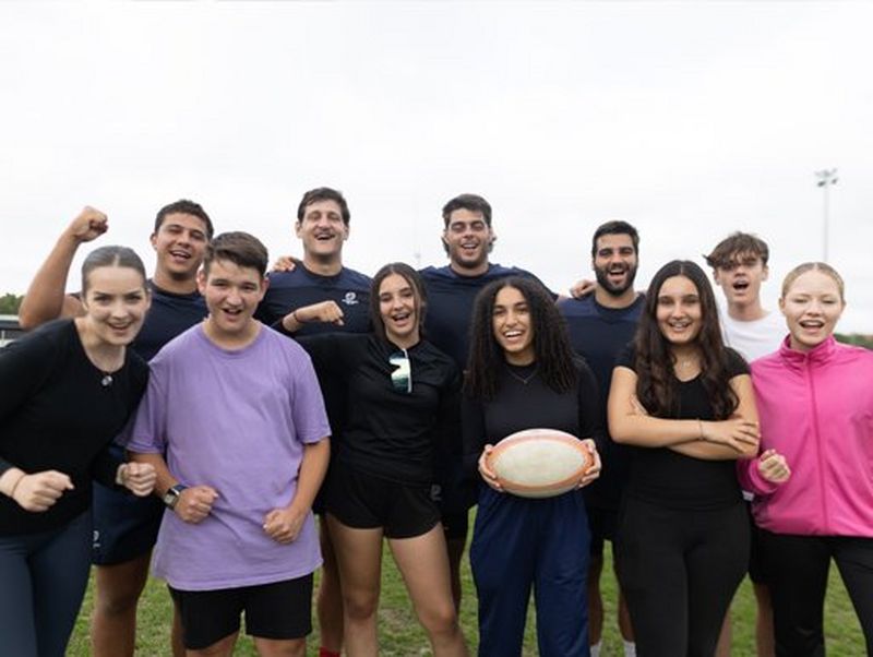 I giocatori posano per una fotografia insieme a giovani tifosi