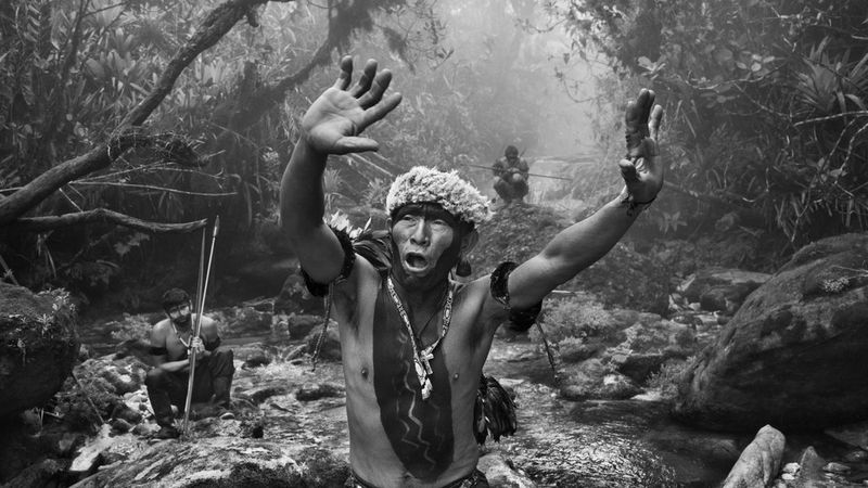Sebastião SALGADO: “Prière à la déesse des Yanomami”