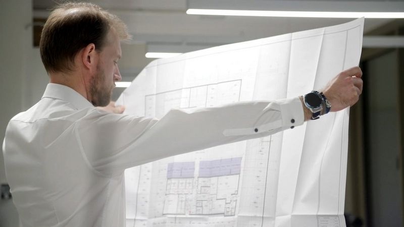 Architetto che osserva un disegno tecnico