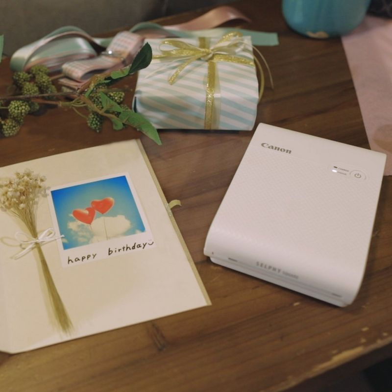 Canon SELPHY SQUARE QX10 mobiler WLAN-Farbfotodrucker, Weiß Drucker mit einer Geburtstagskarte