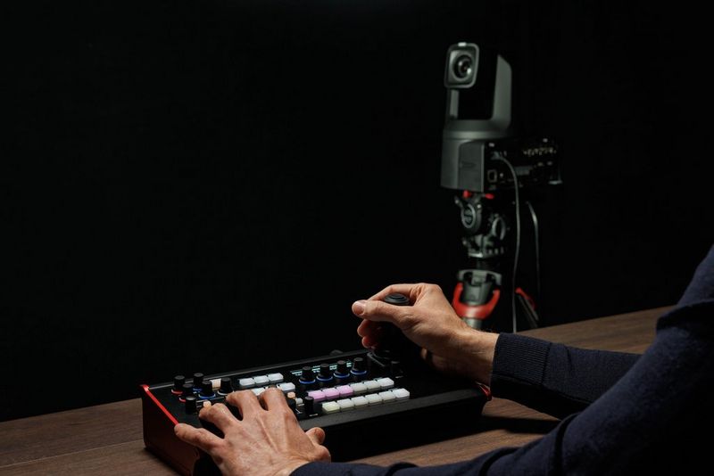 Un operatore utilizza il controller Canon SKAARHOJ RC-SK5 accanto a una telecamera PTZ.