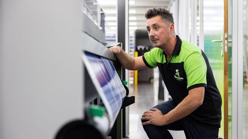 Spectrum Reclame: precisione all'avanguardia nel settore del car wrapping e della grafica per autoveicoli.