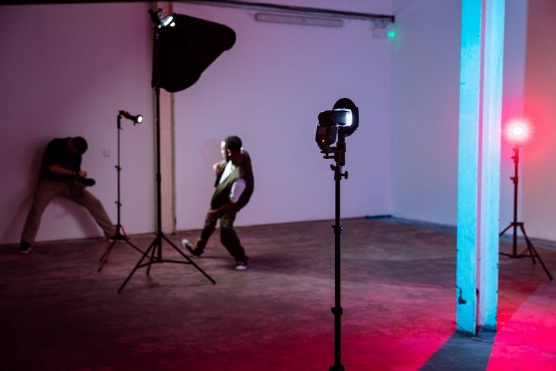 Il fotografo David Newton è appoggiato a una parete, in un angolo scarsamente illuminato di un magazzino, per fotografare un ballerino utilizzando quattro flash Speedlite EL-5.