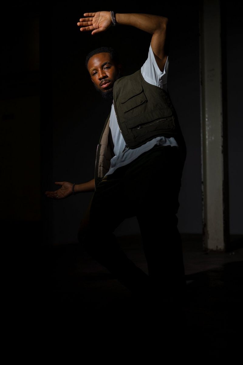 Scatto senza flash. Il ballerino si vede a malapena contro lo sfondo scuro.