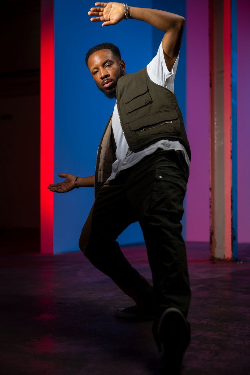 Un ballerino illuminato da dietro con due flash Canon Speedlite EL-5, a cui sono state applicate gelatine colorate, e dall'alto con un altro flash Speedlite EL-5, mentre un altro flash Speedlite EL-5 è diretto verso il viso, in modalità a potenza ridotta.