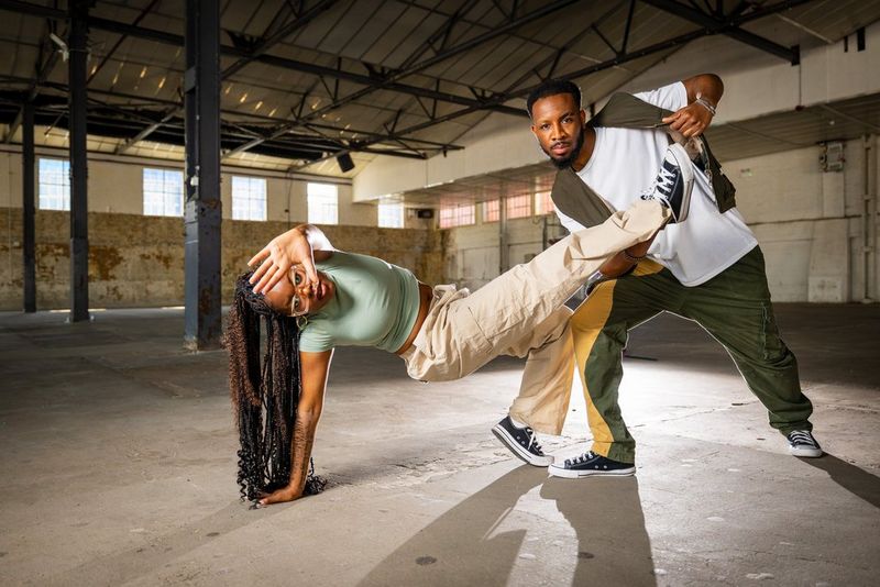 Een man en een vrouw dansen in een magazijn en worden verlicht door meerdere Canon EL-5 Speedlites.
