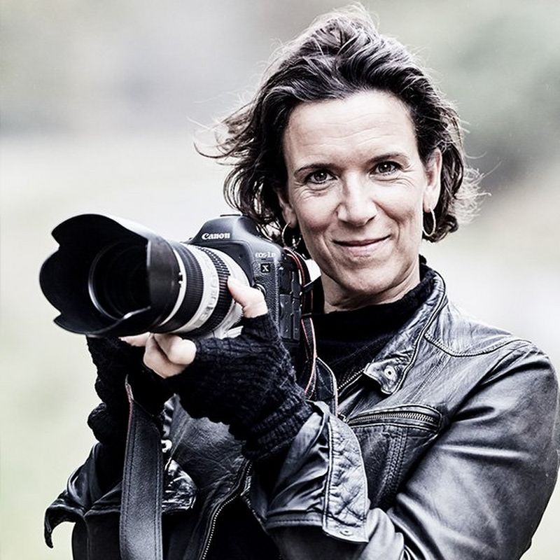 Stine Heilmann holding a Canon camera.