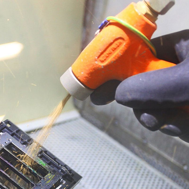 Voordat ze een tweede leven krijgen, worden printers schoongemaakt - o.a. met walnootschilfers.