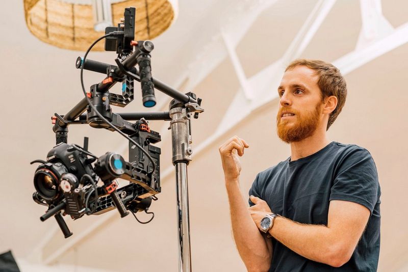 Javier Cortés staat op een filmset met een Canon EOS 5D Mark IV.