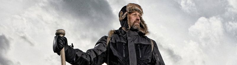 Talousjohtaja moottorikelkan ohjaimissa