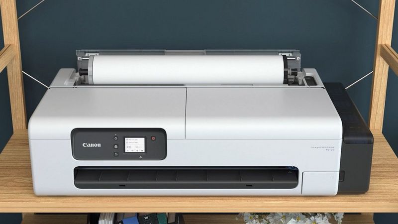 Dostęp od przodu i bezwałowy uchwyt rolki sprawia, że ustawienie papieru rolkowego jest łatwe, nawet w ograniczonej przestrzeni.