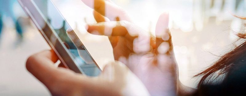 Close up van persoon die gebruikt maak van mobiele telefoon