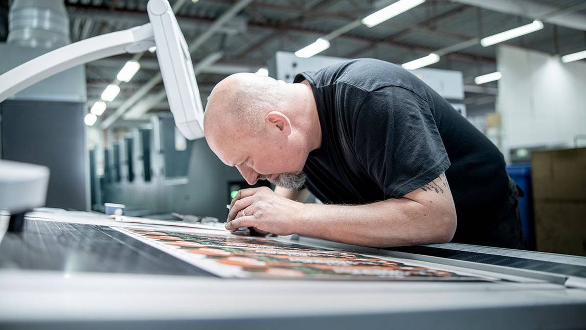 Operator verzorgt onderhoud aan printer