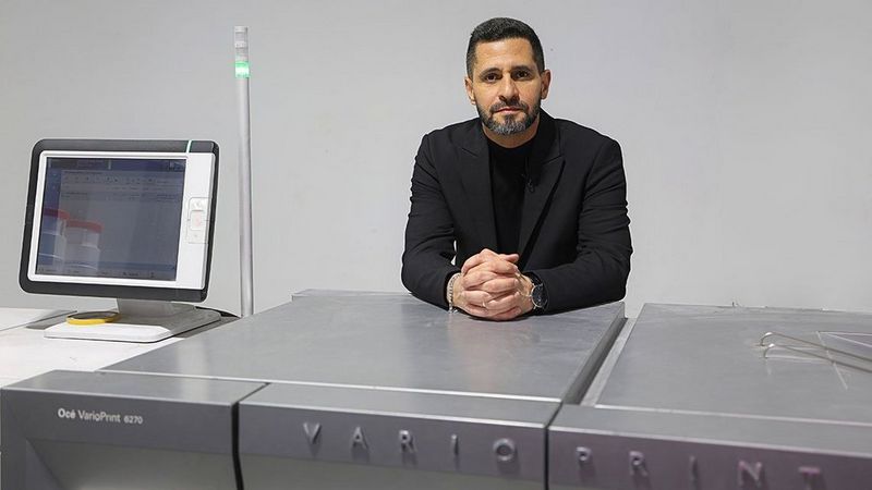 רואי מור לצד מערכת הדפסה דיגיטלית בנפח גבוה Canon varioPRINT.