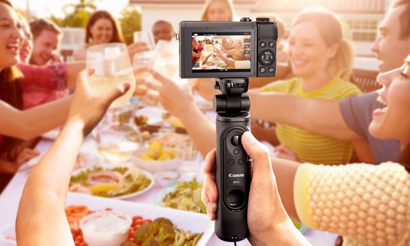 tripod grip HG-100TBR use case shot 02 with ec808