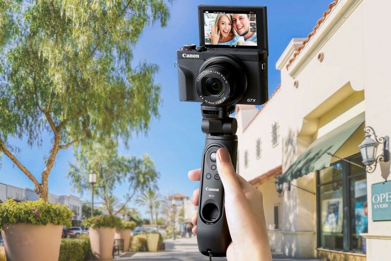 tripod grip HG-100TBR use case shot 02 with ec808