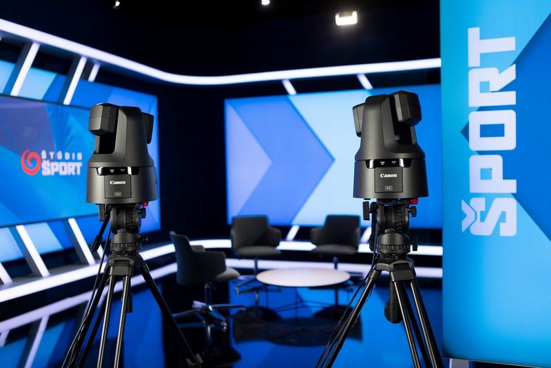 Due telecamere PTZ Canon posizionate per la trasmissione in diretta in uno studio sportivo.