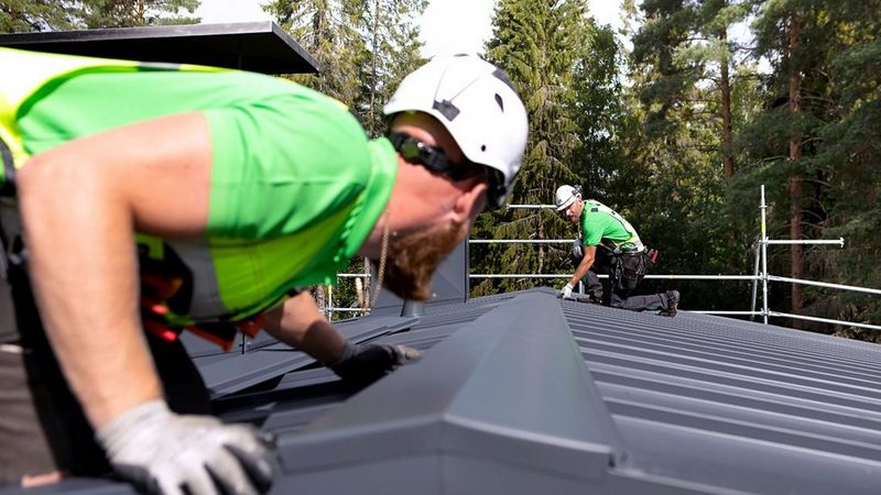 Vesivekin kattoremontti valmistuu nopeasti ammattilaisten toimesta.