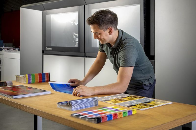 Un operatore crea bozze di applicazioni stampate