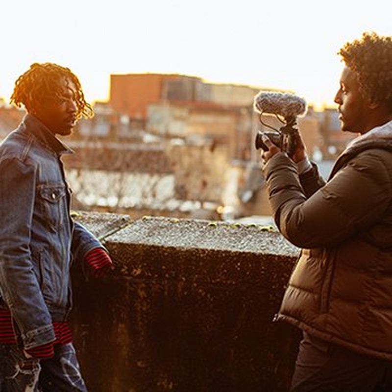 Mabdulle filming a friend with EOS M50 with an external mic.