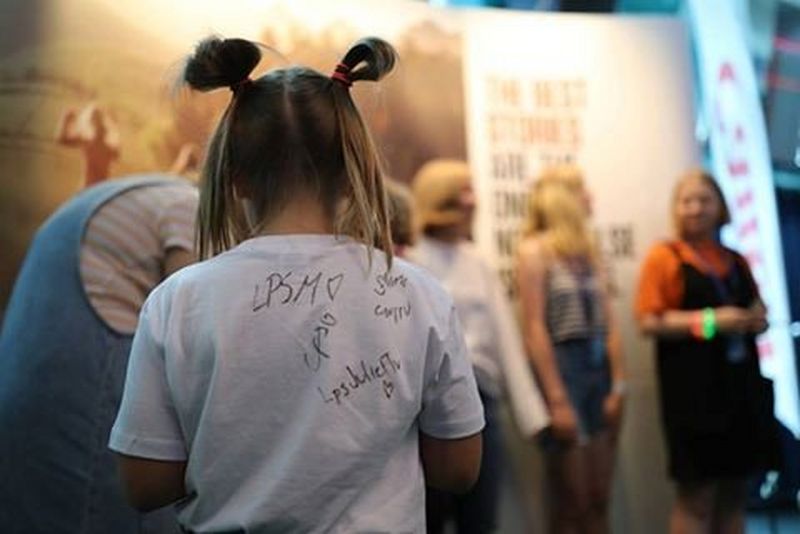 fanit ikkunan takana