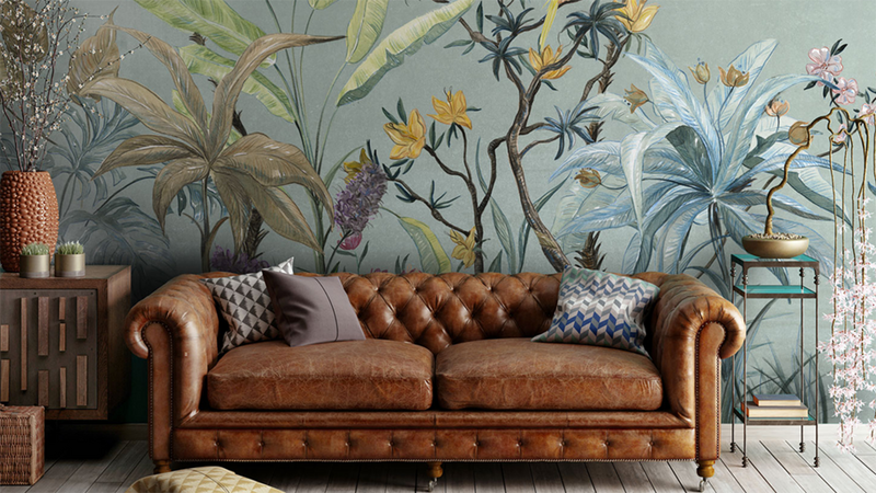 Huiskamer met bank en behang