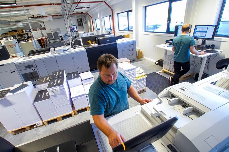 Webutviklere og grafiske designere arbeider side ved side i det nye produksjonssenteret i Porsgrunn. 